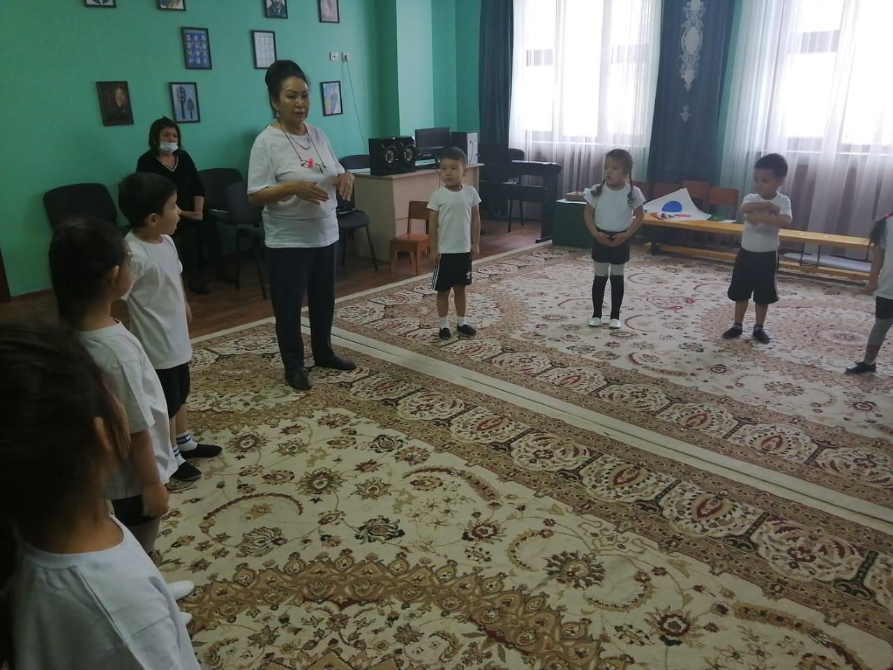 «Шынықсаң шымыр боласың»Дене жаттығуларын әуен ырғағына қосылып, әдемі қозғалыс көріністерін жасауға ынталандыру. Балаларды батыл қимыл жасауға жігерлікке, төзімділікке баулып дене мүшелері (қол, аяқ, т.б) қозғалысын дамыту.