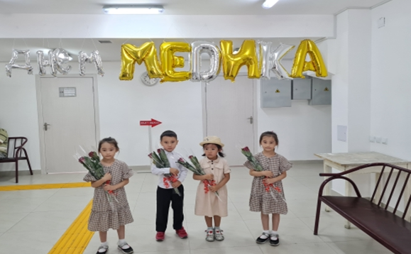 Дәрігерлер күні- баршамызға ортақ мереке. Бейбіт күннің батыры атанған ақ халатты абзал жандарды балабақша бүлдіршіндерінің құттықтауы.